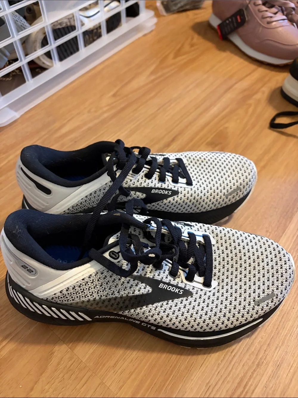 Brooks women’s White and Black Mesh Running Sneakers